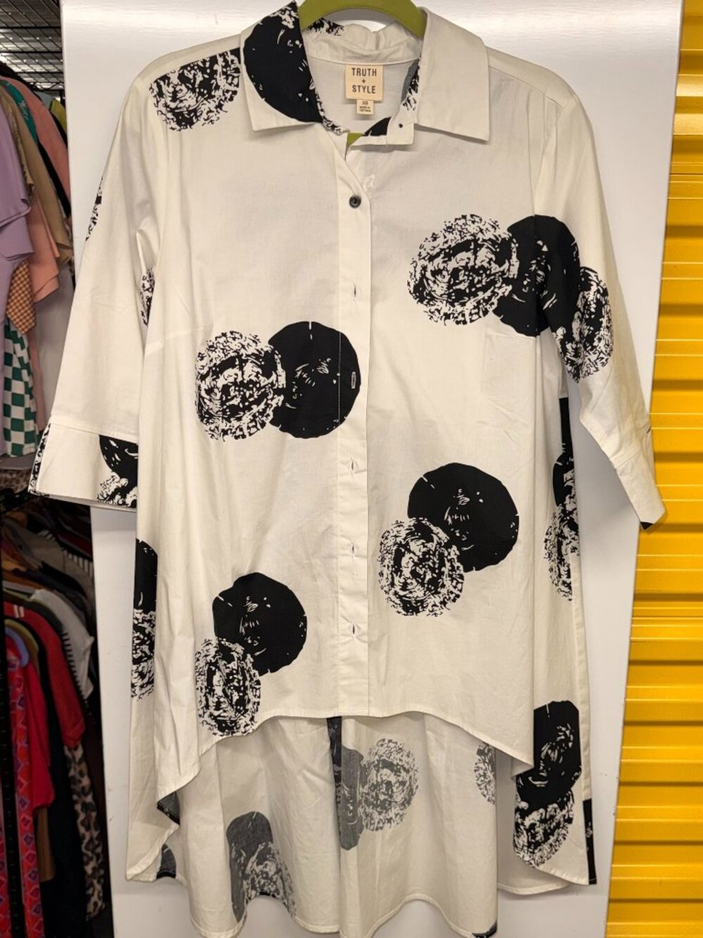 Truth + Style Printed Stretch Poplin Hi-Low Button Front Shirt - Black/White